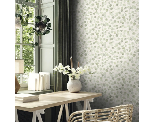 Scene met een bureau, een raam en een muur met eucalyptusbehang.