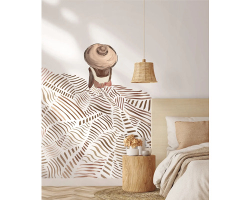 Decoratieve slaapkamer met muursticker, lamp en nachtkastje