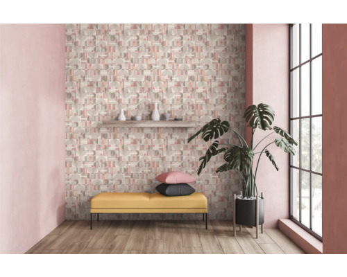 Lichte kamer met patroonbehang, zitbank, kamerplant en plank