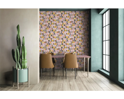 Lichte eetkamer met modern geometrisch behangpatroon, eettafel met stoelen en cactus in pot