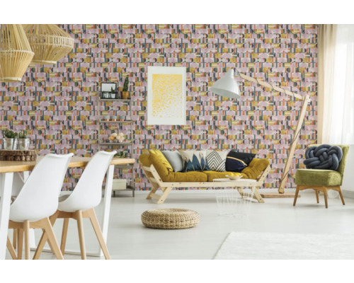 Woonkamer met geometrisch behang, bank en eettafel