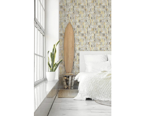 Licht ingerichte slaapkamer met patroonbehang, kamerplant en surfplank