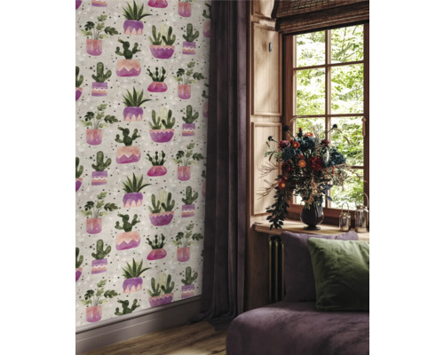 Woonkamer met cactusbehang, raam en gordijnen voor een gezellige sfeer.