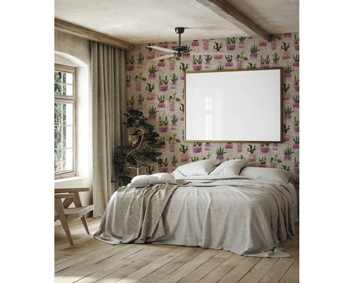Slaapkamer met behangmotief, bed en raam