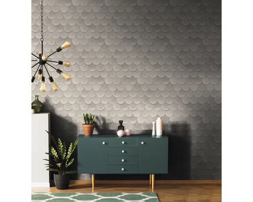Kamerweergave met patroonbehang, dressoir en decoratieve items.