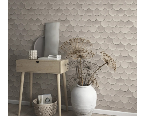 Decoratieve wandbekleding met behang in schubbenpatroon, gecombineerd met een houten commode en decoratieve elementen.