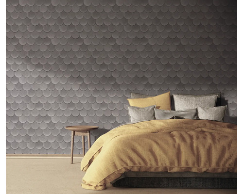 Slaapkamer met bed en wanddecoratie in geschubd design