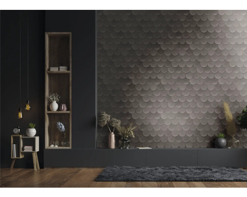 Woonkamer met wandbekleding in schubbenontwerp, planken en houten vloer
