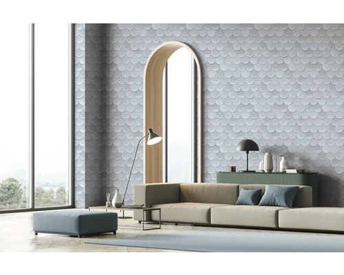 Woonkamer met bank, staande lamp, decoratie en wandtegels in schubbenpatroon