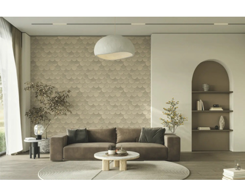 Woonkamer met bank, vloerkleed, lamp en decoratieve wand