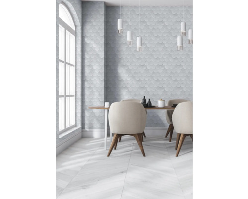Lichte ruimte met eettafel, stoelen en wanddecoratie in schubbenpatroon