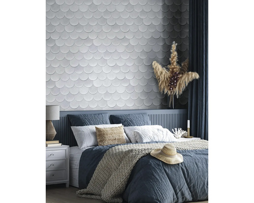 Slaapkamer met bed, nachtkastje en wandtegels in schubbenpatroon