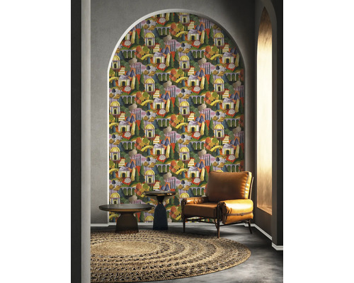 Kamer met gedessineerd behang, fauteuil en rond tapijt