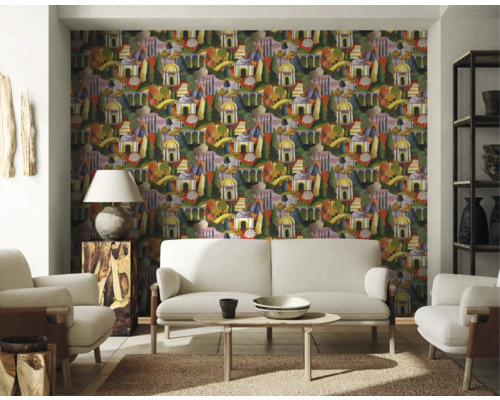 Woonkamer met patroonbehang, bank en fauteuils