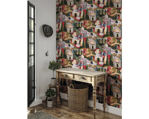Decoratief interieur met patroonbehang, houten tafel, mand, deur, hoed en planten.