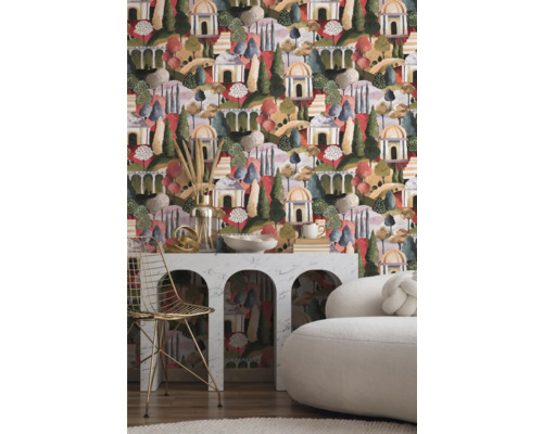 Decoratieve woonkamer met patroonbehang, versierd met bomen en architectonische elementen.