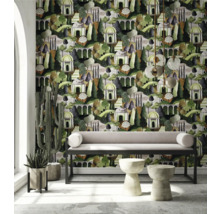 Kamer met behangpatroon, bank en decoratieve elementen