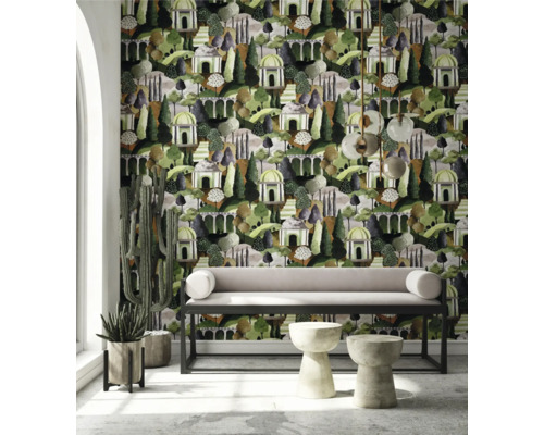 Kamer met behangpatroon, bank en decoratieve elementen