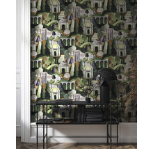 Kamer met een patroonbehang dat een landschap met bomen en kleine gebouwen voorstelt. Voor het behang staat een console.