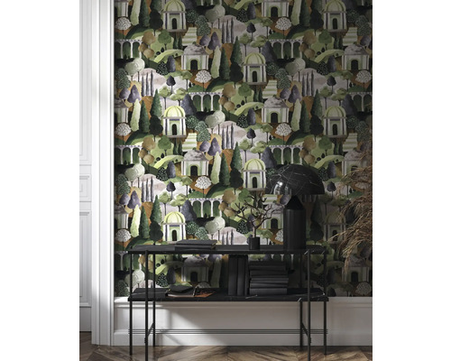 Kamer met een patroonbehang dat een landschap met bomen en kleine gebouwen voorstelt. Voor het behang staat een console.