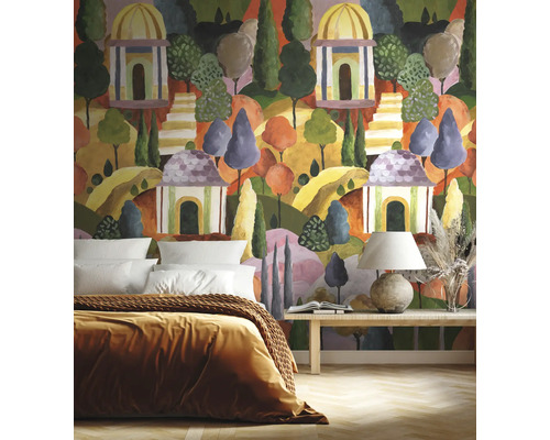 Slaapkamer met behangmotief, bed en bijzettafel.