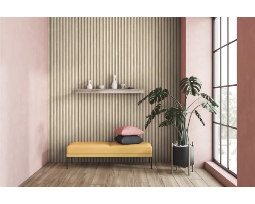 Woonkamer met wandpanelen, zitbank, plant en decoratie