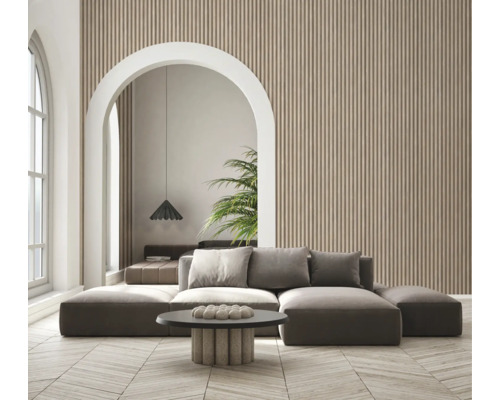 Woonkamer met bank, tafel en wandpanelen