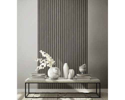 Decoratieve woonkamer met een gegroefde wand, tafel, boeken en vazen