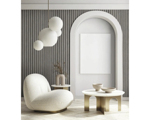 Woonkamer met fauteuil, tafel en decoratie