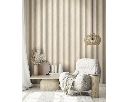 Woonkamer met fauteuil, bijzettafel, lamp en wandbekleding