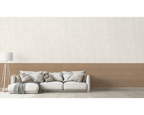 Woonkamer met bank, staande lamp en wandpanelen