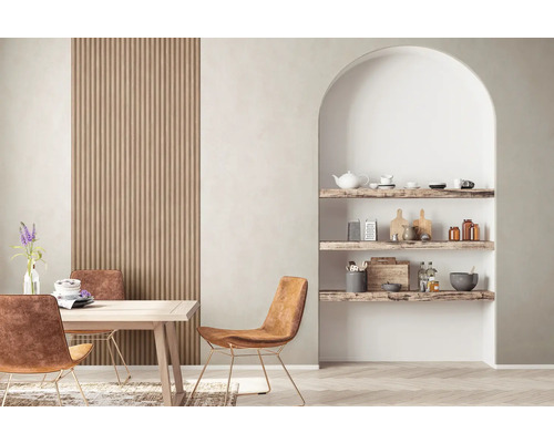 Eetkamer met eettafel, stoelen en planken in een nis