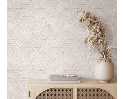 Decoratief wandpaneel met geometrisch patroon, gecombineerd met een kast en een vaas met siergras