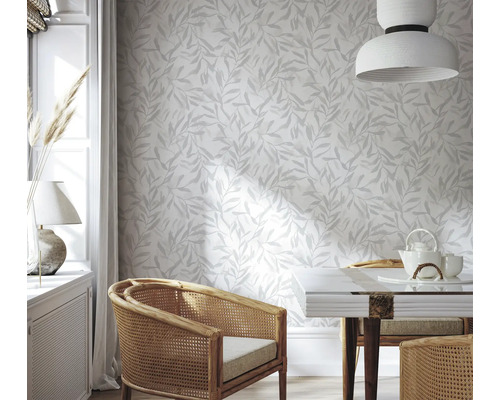 Scène met bladerbehang, eetkamerset en rotan stoelen