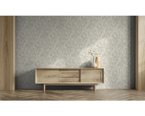 Woonkamer met behang met bladmotief, dressoir en parketvloer.