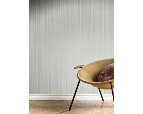 Wand met verticaal gestreept behang en fauteuil