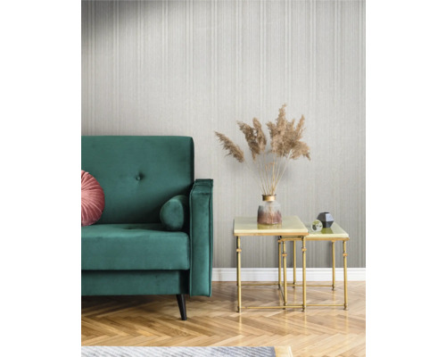 Interieurscène met bank, tafels en decoratief behang