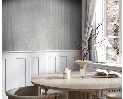 Interieur met grijs behang en witte lambrisering
