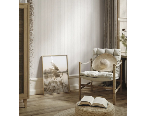 Lichte kamer met gestreept behang, stoel, foto en decoratie