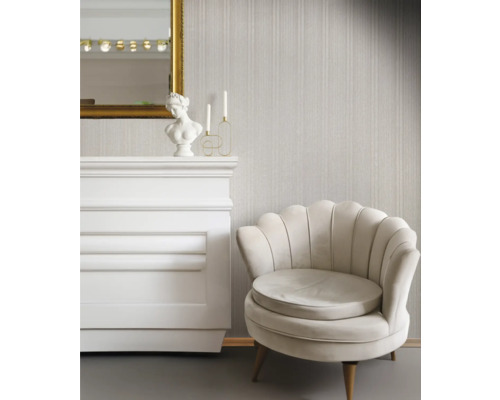 Decoratief interieur met fauteuil, schouw en spiegel