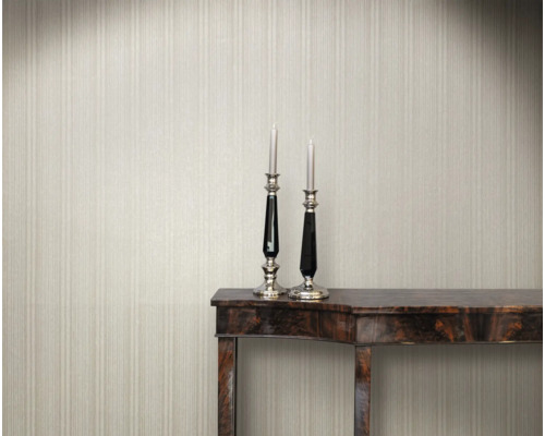 Decoratief behang met kandelaars op een houten tafel