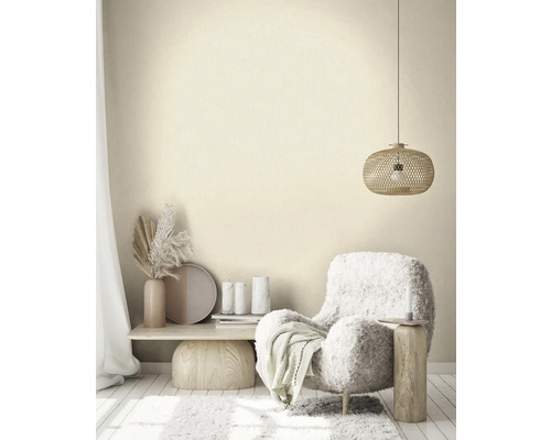 Lichte woonkamer met fauteuil, bijzettafel en hanglamp