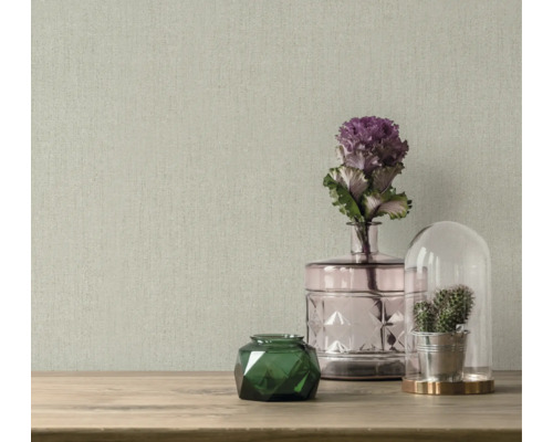Behang met patroon met bloemen en decoratie op een houten tafel