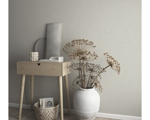 Decoratief interieur met console, vaas en accessoires voor een wand