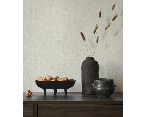 Decoratieve scène met een schaal met noten, een vaas met grassen en een kleine pot op een dressoir