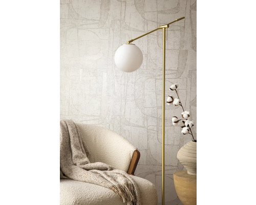 Scene met fauteuil, staande lamp en decoratieve vaas voor een stijlvol interieur