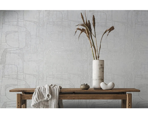 Behang met abstract patroon, versierd met vaas, droogbloemen, decoratie en een deken op een houten bank
