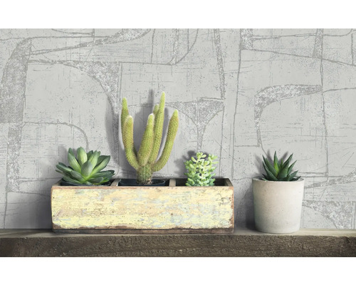 Decoratieve vetplanten op een houten plank tegen een patroonbehang