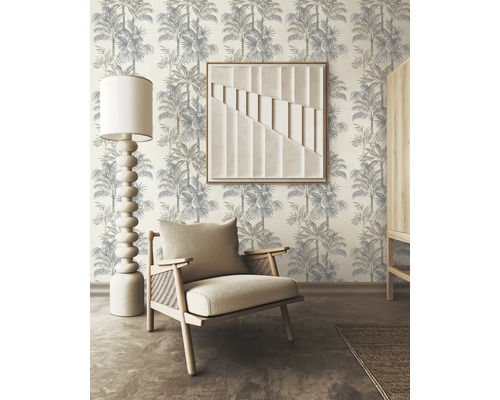 Decoratieve ruimte met fauteuil, vloerlamp, wanddecoratie en behang met palmmotief