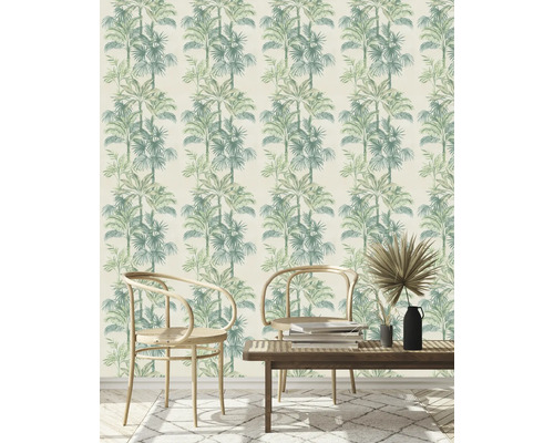Kamer met palmboom behang, twee stoelen en een tafel